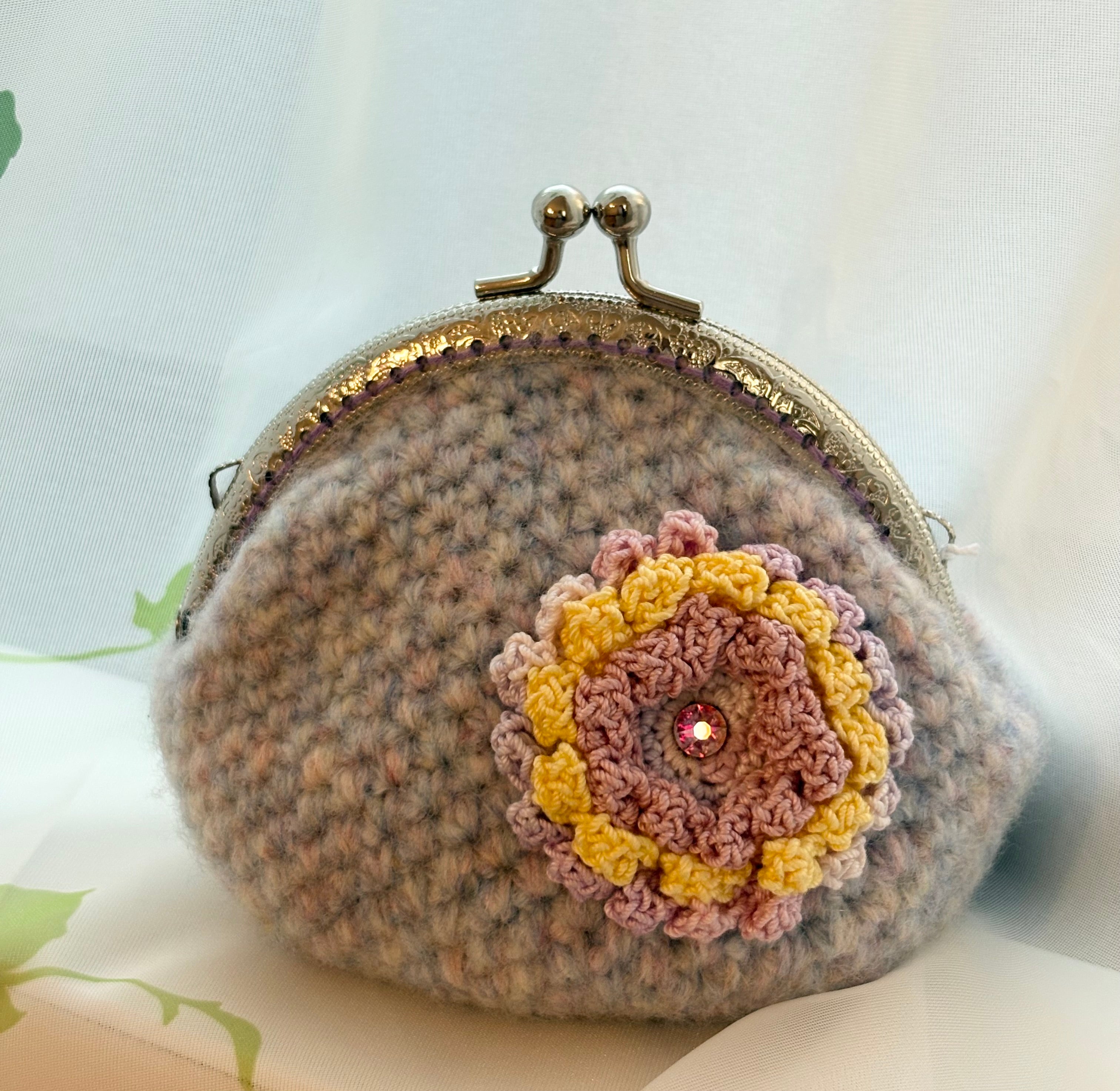 ニュアンスカラーのガーベラがま口ポーチ｜M'S  CROCHET（エムズクロシェット）