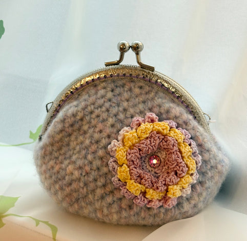 M'S CROCHET ニュアンスカラーのガーベラがま口ポーチ｜M'S  CROCHET（エムズクロシェット）