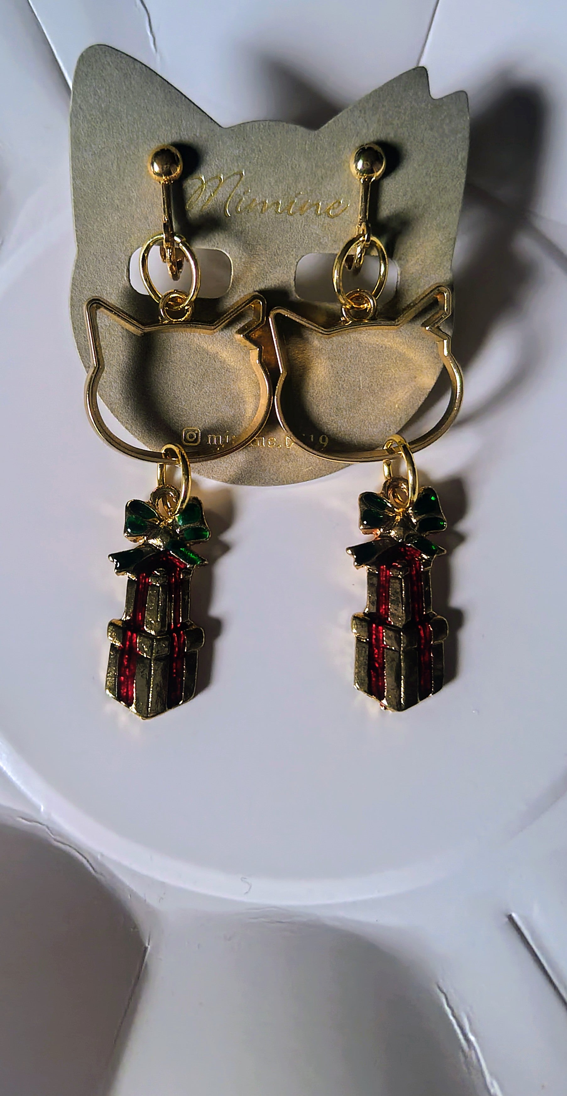 猫耳カットと赤と緑のプレゼントモチーフのイヤリング｜mimine（ミミンヌ）
