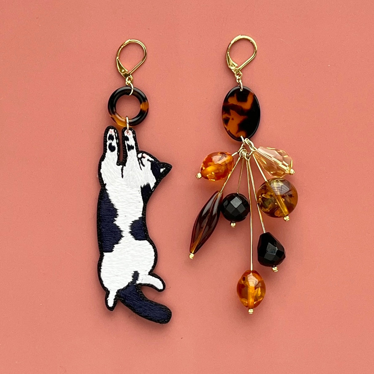 へそ天で眠るネコ・ぐりの耳飾り｜maltamarie（マルタマリエ）