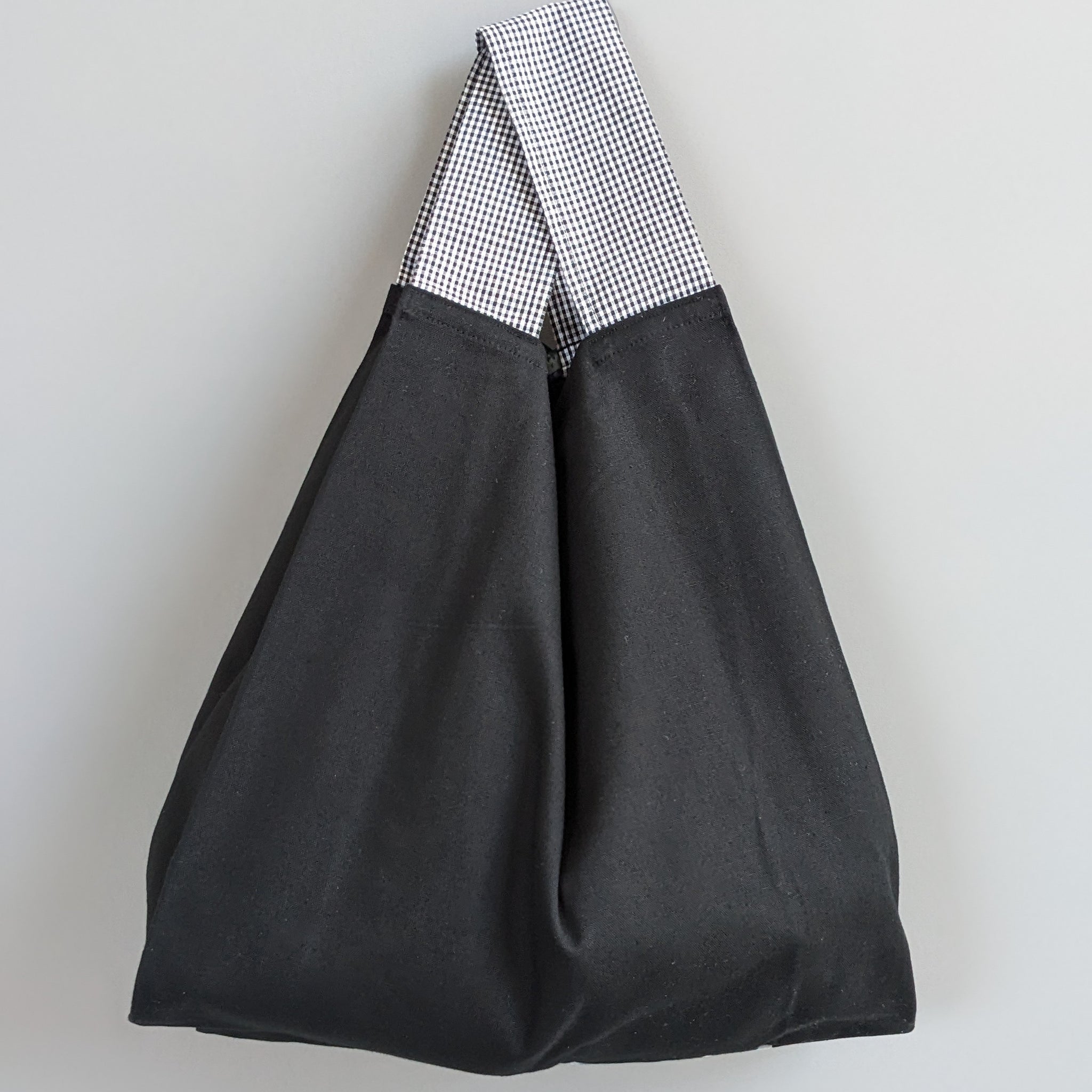 オーガンジーが可愛い手持ちタイプのアシメフリルバッグ