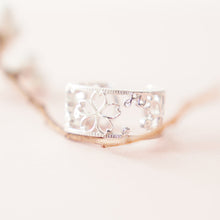 画像をギャラリービューアに読み込む, 桜舞う透かしのオープンリング｜poonys（プーニーズ）
