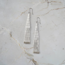 画像をギャラリービューアに読み込む, シルバーのロングビーズフリンジピアス / イヤリング  ｜Ahki Beadwork（アーキービーズワーク）
