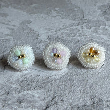 画像をギャラリービューアに読み込む, 全6色　ビーズ刺繍のイヤリングorピアス（ニッケルフリー）《melty flower》｜mizuki（ミズキ）

