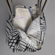 画像をギャラリービューアに読み込む, 作家オリジナル生地でつくった肩掛けアシメフリルバッグ｜takutomo（タクトモ）
