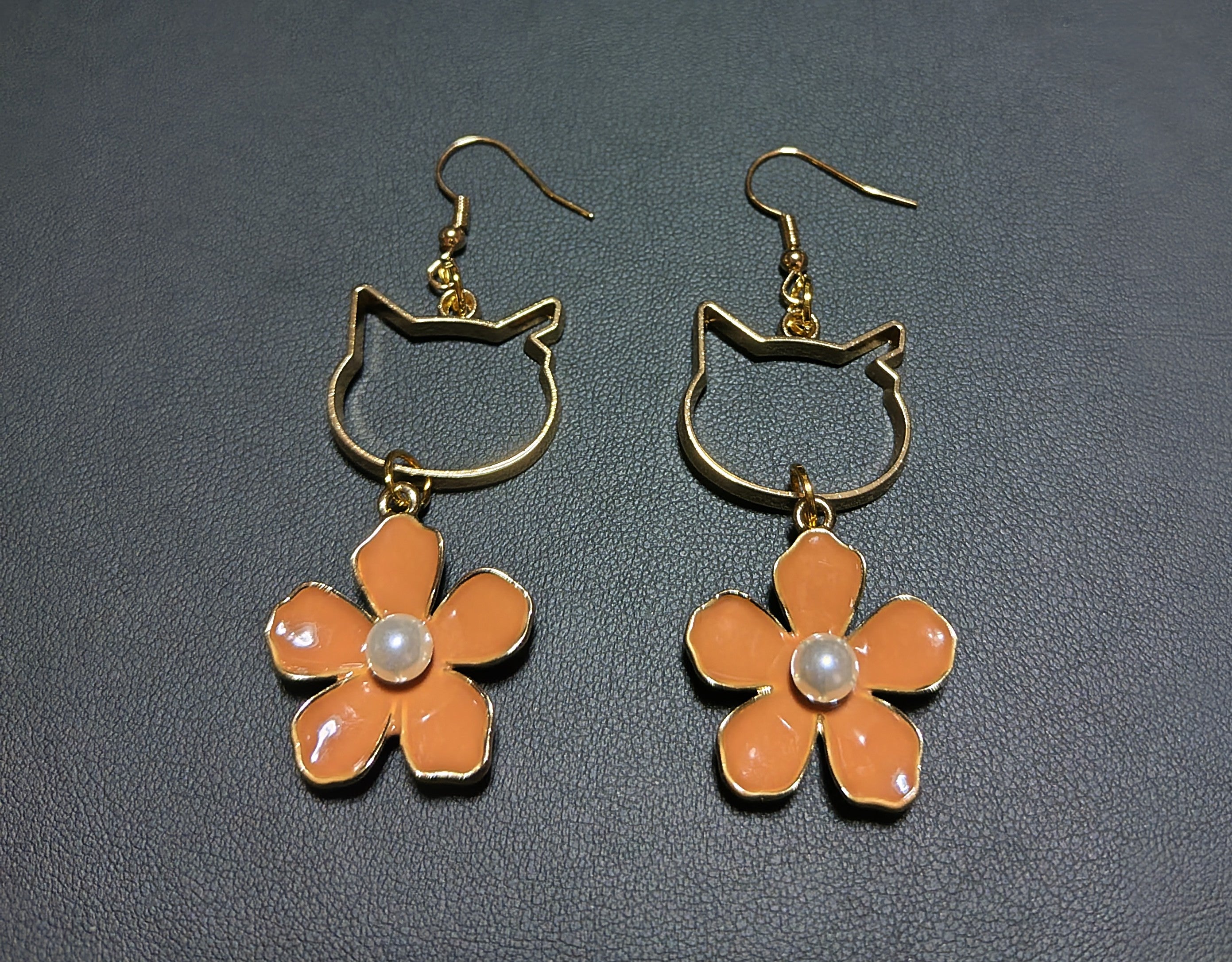 猫耳カットとオレンジの花モチーフピアス｜mimine（ミミンヌ）