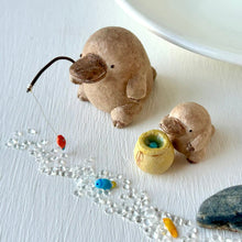 画像をギャラリービューアに読み込む, 釣り好きカモノハシさん親子｜手ノヒラ堂（テノヒラドウ）
