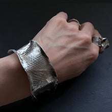 画像をギャラリービューアに読み込む, PROTECT YOU. SMOOTH SNAKESKIN BANGLE/SV925(51)｜Truph.BIJOUX（トリュフビジュー）
