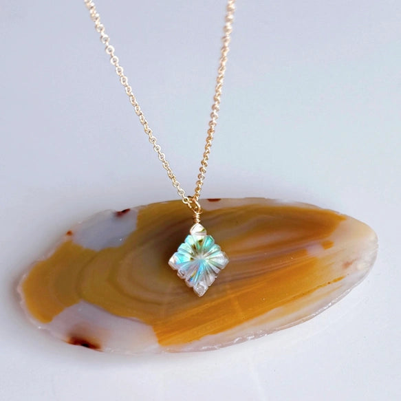 アバロンシェル × クリスタル水晶のオーロラカラーネックレス｜SAKURA jewelry（サクラジュエリー）