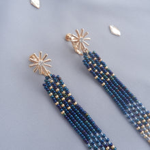 画像をギャラリービューアに読み込む, ミッドナイトブルー　夜空の一番星　ビーズフリンジイヤリング｜Ahki Beadwork（アーキービーズワーク）
