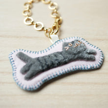 画像をギャラリービューアに読み込む, 和み猫のバッグチャーム　灰とら　ながのび｜Little Plum（リトルプラム）
