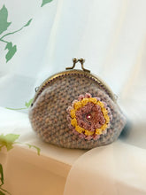 画像をギャラリービューアに読み込む, ニュアンスカラーのガーベラがま口ポーチ｜M&#39;S  CROCHET（エムズクロシェット）
