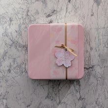 画像をギャラリービューアに読み込む, 春のクッキー缶｜いちごの香りと桜色｜CafeCacapo（カフェカカポ）
