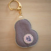 画像をギャラリービューアに読み込む, 和み猫のキーホルダー　うしろ姿の茶トラ｜Little Plum（リトルプラム）
