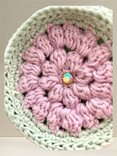 画像をギャラリービューアに読み込む, コロンと可愛い丸ミニポーチ　お花モチーフ｜M&#39;S  CROCHET（エムズクロシェット）
