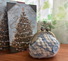 画像をギャラリービューアに読み込む, 青空とわた雲のようなふわもこがま口ポーチ　お花の口金　ブルーの花芯　　｜M'S  CROCHET（エムズクロシェット）
