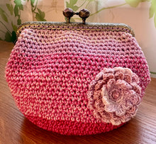 画像をギャラリービューアに読み込む, グラデーションピンクポーチ　ガーベラ付き｜M'S  CROCHET（エムズクロシェット）
