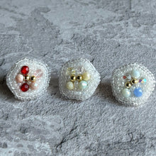 画像をギャラリービューアに読み込む, 全6色　ビーズ刺繍のイヤリングorピアス（ニッケルフリー）《melty flower》｜mizuki（ミズキ）

