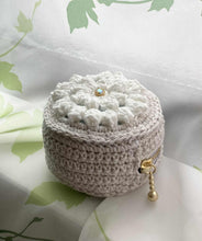 画像をギャラリービューアに読み込む, コロンと可愛い丸ミニポーチ　お花モチーフ｜M&#39;S  CROCHET（エムズクロシェット）

