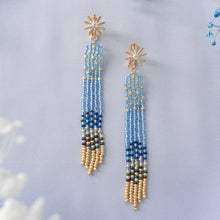 画像をギャラリービューアに読み込む, ミッドナイト ライトブルー　夜空の一番星　揺れるロングビーズフリンジイヤリング｜Ahki Beadwork（アーキービーズワーク）
