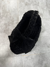 画像をギャラリービューアに読み込む, triangle velvet ribbon bag large / black｜GONGON.crochet（ゴンゴンクロシェ）
