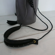 画像をギャラリービューアに読み込む, ペンギンの赤ちゃんバッグ｜ガムアママレザーズ神戸（ガムアママレザーズコウベ）
