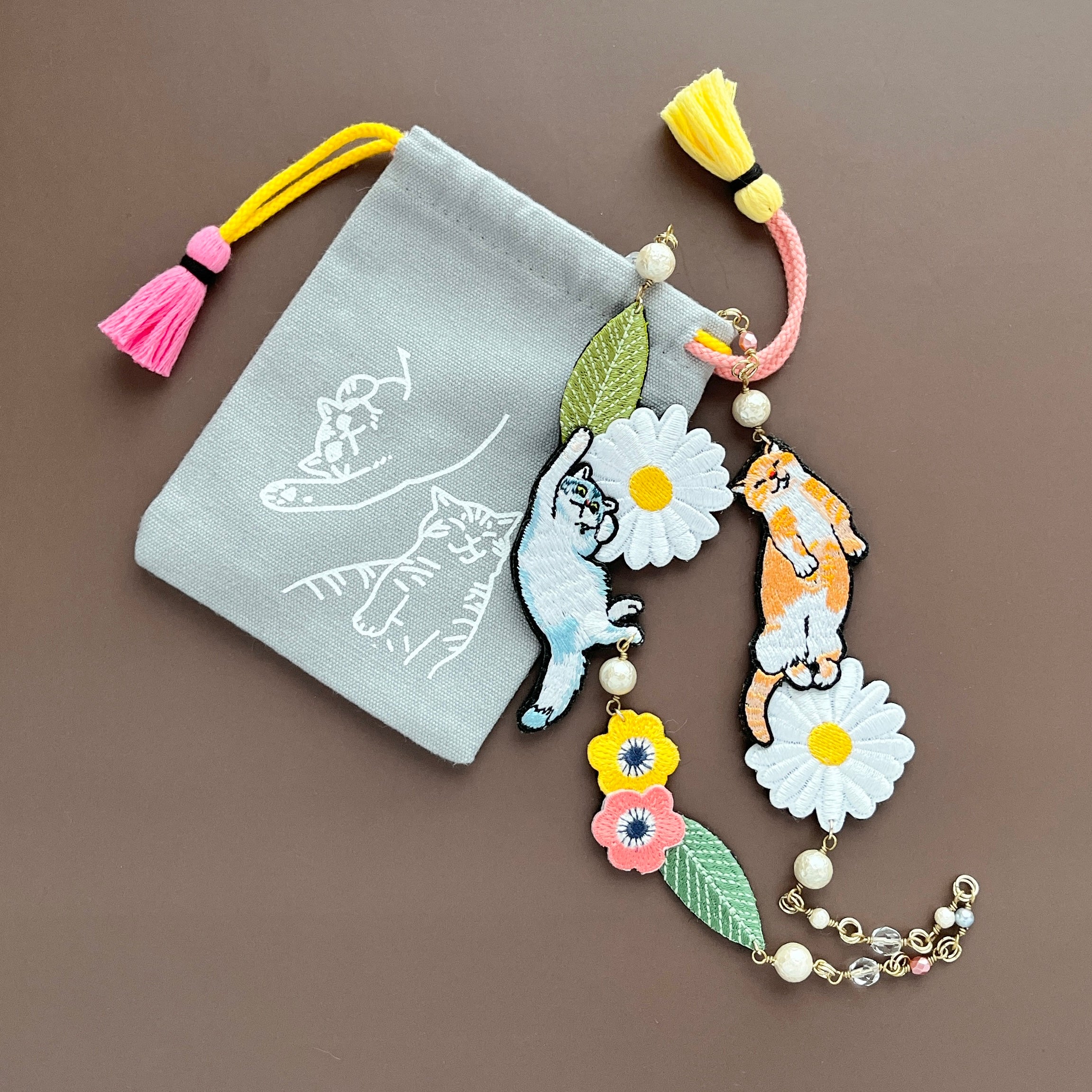 花畑でお昼寝するねこたちの首飾り （デスパイネ・マフィン）｜maltamarie（マルタマリエ）