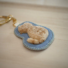 画像をギャラリービューアに読み込む, 和み猫のキーホルダー　うしろ姿の茶トラ｜Little Plum（リトルプラム）
