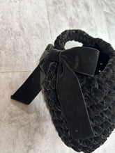 画像をギャラリービューアに読み込む, triangle velvet ribbon bag medium｜GONGON.crochet（ゴンゴンクロシェ）
