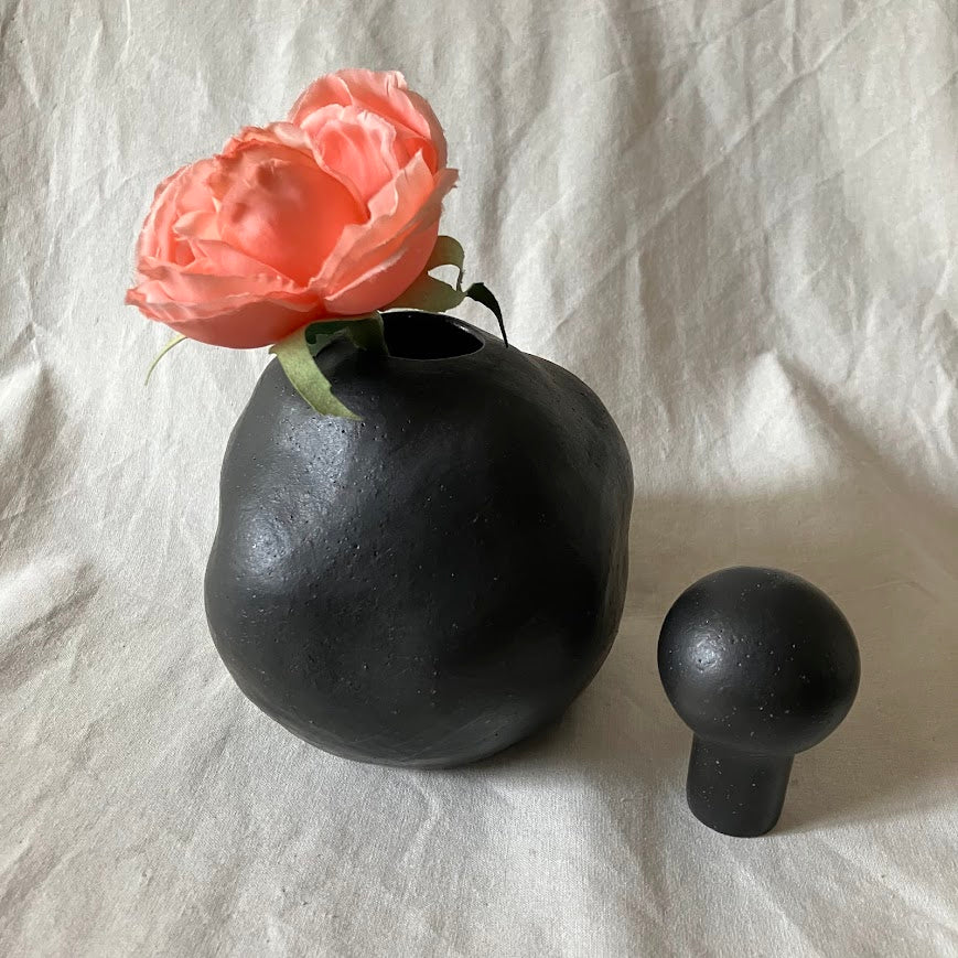黒い蓋つき花瓶｜とうげい hanaga（トウゲイ ハナガ） – CHOOSEBASE