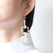 画像をギャラリービューアに読み込む, crown of baby&#39;s breath -mini triple- (white/gold)（ピアス/イヤリング）｜FT2 works（エフティーツーワークス）｜FT2 works（エフティーツーワークス）｜FT2 works（エフティーツーワークス）
