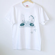 画像をギャラリービューアに読み込む, イカとタコのDJユニットTシャツ　CHOOSEBASE限定色（white × bluegray）｜aosansyo（アオサンショウ）
