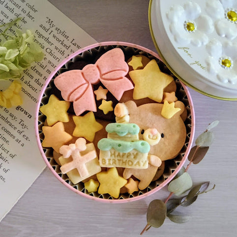 Patisserieシュシュ 手のひら缶/きみと季節のとなりに「HappyBirthday」くま｜Patisserieシュシュ（パティスリーシュシュ）