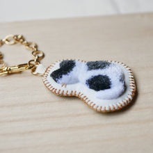 画像をギャラリービューアに読み込む, 和み猫のバッグチャーム　うしろ　白と黒｜Little Plum（リトルプラム）
