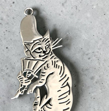画像をギャラリービューアに読み込む, 鳥獣戯画「烏帽子猫(えぼしねこ)」工芸キーホルダー ステンレスチャーム仕様｜metallico （メタリコ）
