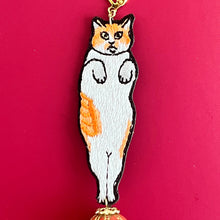 画像をギャラリービューアに読み込む, 玉乗りするネコ・ボブの耳飾り｜maltamarie（マルタマリエ）
