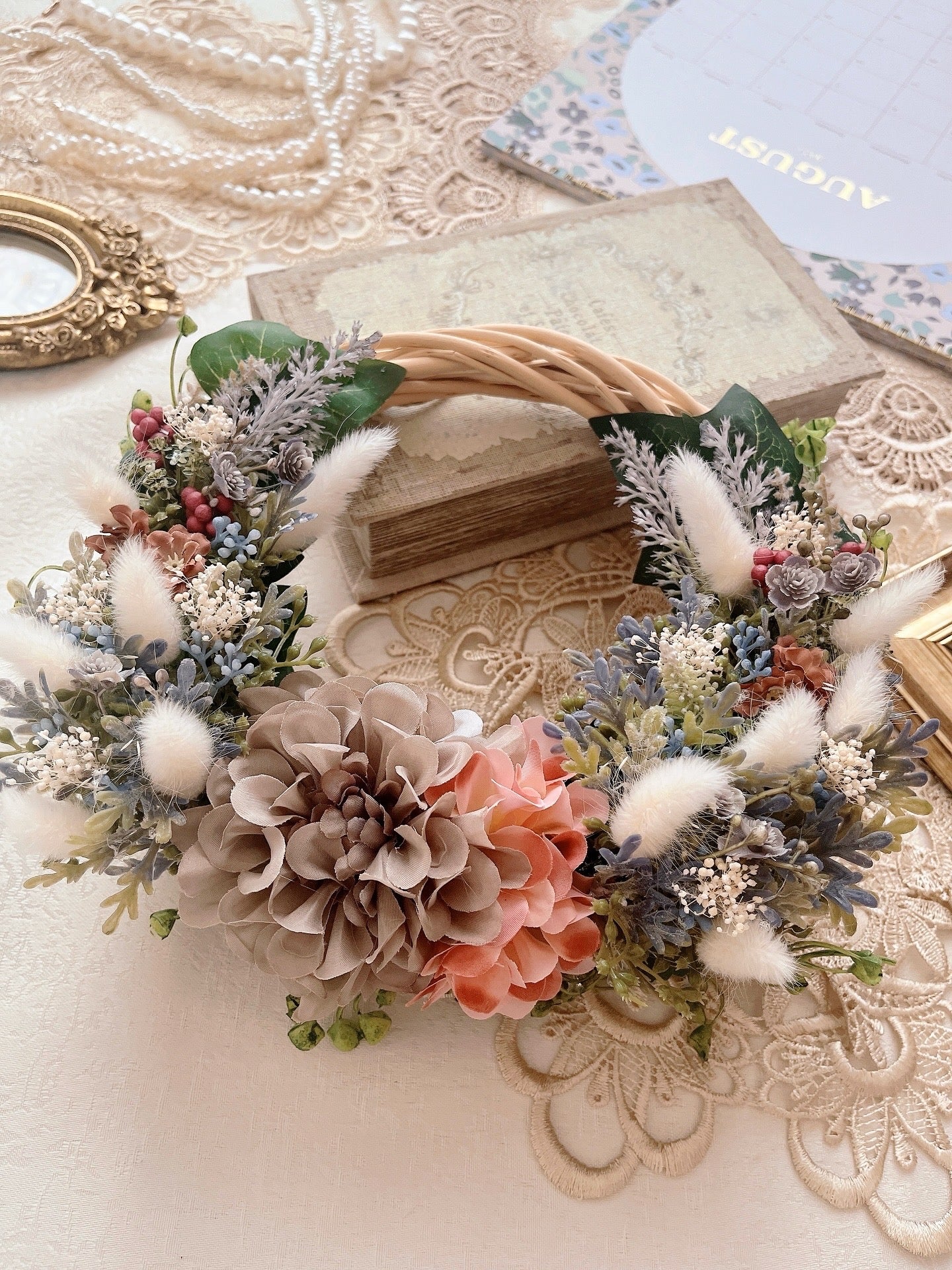 リーフとダリアのフラワーリース｜flowers luciole（フラワーズ　ルシオール）