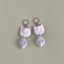 画像をギャラリービューアに読み込む, 穏やかに微笑むネコ・uaの耳飾り｜maltamarie（マルタマリエ）
