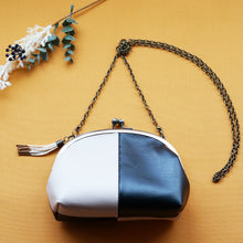 画像をギャラリービューアに読み込む, 牛本革2Wayがま口ミニバッグ（ポーチ／クラッチ／ポシェット／ショルダー）モノトーン｜レザー｜ミニマル｜コンパクト｜がま口｜Des Ailes（デゼル）
