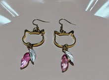 画像をギャラリービューアに読み込む, 猫耳カットとピンク＆ホワイトの葉モチーフピアス｜mimine（ミミンヌ）
