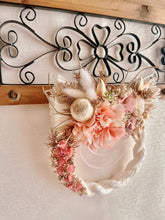 画像をギャラリービューアに読み込む, コーラルピンクのカラーしめ縄｜flowers luciole（フラワーズ　ルシオール）
