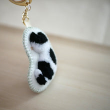 画像をギャラリービューアに読み込む, 和み猫のキーホルダー　後ろ姿　白と黒｜Little Plum（リトルプラム）
