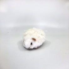 画像をギャラリービューアに読み込む, ベビーアルパカ100％ 手作りぬいぐるみ（モルモット）白　ペルー職人仕立て・一点もの｜RUNA SHOP（ルナショップ）
