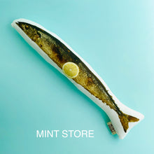 画像をギャラリービューアに読み込む, ごちそう秋刀魚キッカー 猫用【復刻版】｜MINT STORE（ミントストア）
