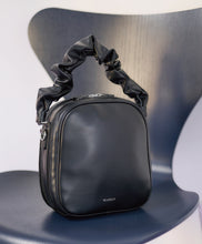 画像をギャラリービューアに読み込む, ギャザーハンドルバッグ（black）｜MARSLY（マーズリー）
