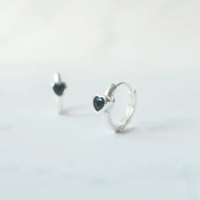 画像をギャラリービューアに読み込む, オニキス ハートハギーピアス（シルバー925）｜SMUK（スムーク）
