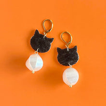 画像をギャラリービューアに読み込む, 笑うように眠るネコ・むうすけの耳飾り｜maltamarie（マルタマリエ）
