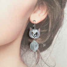 画像をギャラリービューアに読み込む, 穏やかに微笑むネコ・uaの耳飾り｜maltamarie（マルタマリエ）
