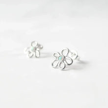画像をギャラリービューアに読み込む, フラワーオパール スタッドピアス（シルバー925／ロジウムプレーティング）｜SMUK（スムーク）

