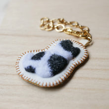 画像をギャラリービューアに読み込む, 和み猫のバッグチャーム　うしろ　白と黒｜Little Plum（リトルプラム）
